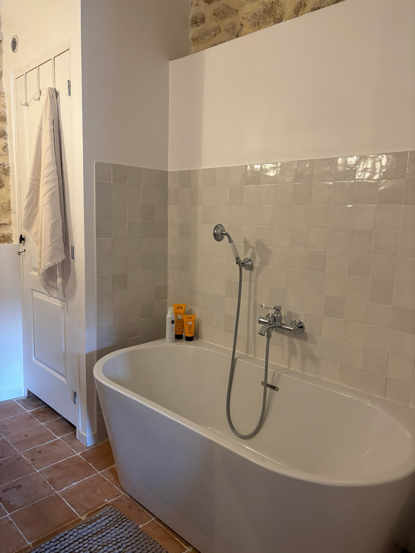 Suite bathroom · 2nd floor