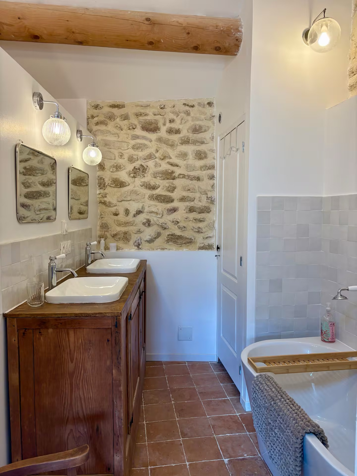 Suite bathroom · 2nd floor